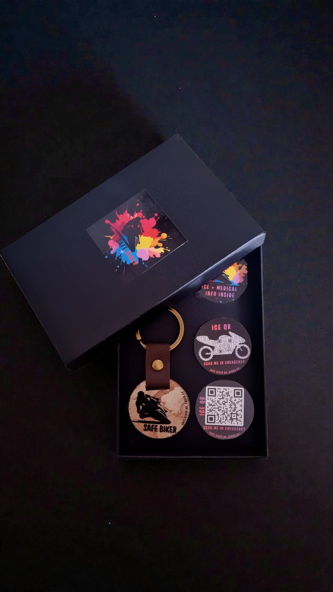 Standard set, front of the keychain with the logo.